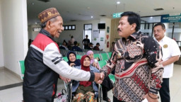 Sentuhan Hangat Kang Marhaen di RSD Kertosono: Sapa Pasien hingga Beri Motivasi Kesembuhan