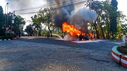 Detik-detik Menegangkan.! Baru Keluar SPBU Sukomoro, Daihatsu Taruna Meledak dan Hangus Terbakar