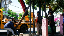 Kota Nganjuk Mulai "Bebas Kabel Semrawut", Belasan Tiang Telekomunikasi Ilegal Dicopot Paksa