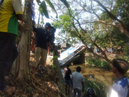 Brak! Tabrak Truk Fuso di Jembatan Paron Nganjuk, Bus Sugeng Rahayu Terbalik Masuk Sungai