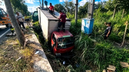 Sopir Diduga Ngantuk, Truk Box Terguling ke Parit Menimpa Penjual Tempe di Kertosono Hingga Meninggal Dunia
