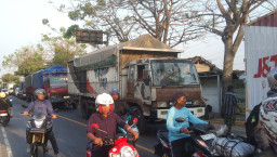 Truk Boks Hancur Dihantam Kereta Api di Bagor Nganjuk, Jalur Nasional Macet