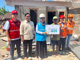 PLN ULP Nganjuk Terus Mengabdi, Lewat 'Light Up The Dream', Usir Kegelapan dari Usia Senja Mbah Sojo