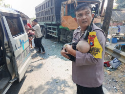 Aksi Heroik Polisi Nganjuk Viral.! Dekap Bayi yang Nyaris Tenggelam di Kecelakaan Bus Sugeng Rahayu VS Truk Fuso