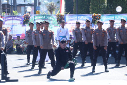 Lebih Dekat dengan Warga, Polisi Blitar Kota Unjuk Gigi dari Bela Diri hingga Jaranan di HUT ke-80 Bhayangkara