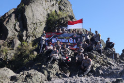 Peringati Hari Bhayangkara ke-80, Polisi Pecinta Alam Polres Blitar Daki Puncak Gunung Kelud