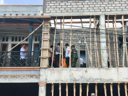 Pria di Blitar Tewas Tersengat Listrik saat Plester Dinding Rumah