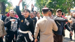 Emosi Memuncak.! Massa PSHT Hadang Mobil Tahanan di PN Nganjuk, Kecewa Tuntutan JPU Dinilai Ringan