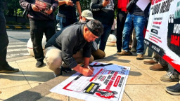 Copot ID Card di Depan Patung Bung Karno, Wartawan Blitar Desak Presiden Minta Maaf Soal 'Londo Ireng'