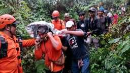 Pingsan di Ketinggian 2.200 MDPL, Pendaki Gunung Agung Berhasil Dievakuasi Tim SAR Gabungan