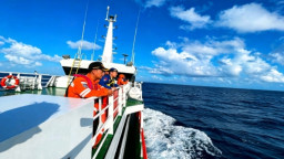 KMN Fatma Jaya 1 Hilang Kontak di Bawean, KN SAR 249 Permadi Diterjunkan Tembus Gelombang Laut