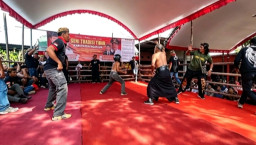 Perdana di Nganjuk, Ngeri-Ngeri Sedap Adu Laga Cambuk Tiban di Mojorembun Rejoso
