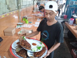 Makan Mewah di Pinggir Sawah Harganya Murah Pol Ada di Nganjuk