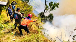Api Kembali Membara di Bromo, 70 Hektare Lahan Terbakar, Helikopter Water Bombing Dikerahkan