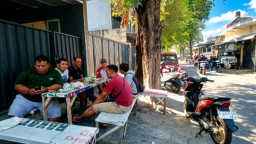 Dekat Tanpa Sekat, Politikus PDIP Lumajang ini Pilih "Menyerap Aspirasi" Sambil Ngopi di Warung Pinggir Jalan