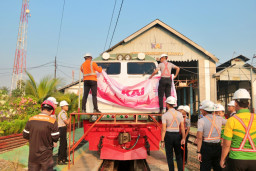 Daop 7 Madiun Rangkul Railfans dan Taruna PPI Hias Lokomotif KA Manja Bernuansa Merah Putih