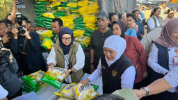 Gubernur Khofifah Intervensi Harga Bahan Pokok Lewat Pasar Murah di Nganjuk