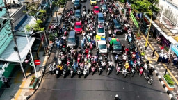 Laju Kendaraan Berhenti Total, Ribuan Pengguna Jalan di Nganjuk Khidmat Mengheningkan Cipta di Detik-Detik Proklamasi