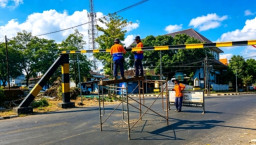 Nekat Terobos Batas Tinggi, Elf Hantam Portal Jembatan Kereta di Nganjuk, KAI Beri Peringatan Keras