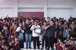 Gebrak UNESA, Kang Marhaen Gembleng Karakter dan Visi Global Ribuan Mahasiswa Baru