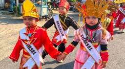 Tampil Menggemaskan, Ratusan Murid TK/RA Tanjunganom Sulap Jalanan Jadi Lautan Pesona Kemerdekaan