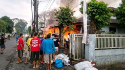 Kompor Gas Menyambar BBM, Satu Keluarga Dilarikan ke Rumah Sakit dan Rumah Ludes Terbakar