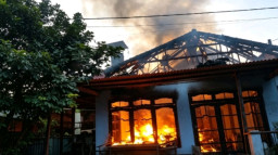 Mobil Carry Meledak Saat Dipanasi, Rumah dan Isinya di Srengat Blitar Ludes Terbakar
