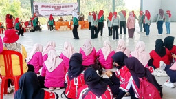 Aksi Kocak Lomba PBB Mata Tertutup di Baron Meriahkan HUT ke-81 RI