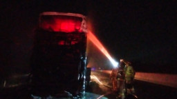 Ngeri ! Bus Tingkat Gunung Harta Ludes Terbakar di Tol Nganjuk, Begini Nasib 33 Orang Penumpangnya