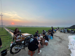 Estetika Senja Mundusewu, Tren Ngopi di Tepi Sawah yang Bikin Gen Z Jombang Ketagihan