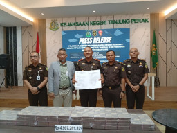 Meski Bandarnya Kabur, Kejari Tanjung Perak Berhasil Kuras Rp 4,9 Miliar Aset Judi Online Yurry