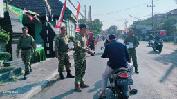 Koramil 0810/10 Tanjunganom Bagikan Ratusan Nasi Kotak di Jumat Berkah
