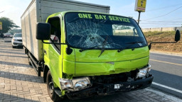 Hilang Fokus Saat Menyalip, Truk Boks Hantam Pelajar di Blitar Hingga Masuk Kolong