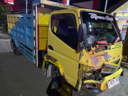 Adu Banteng Beat vs Truk Fuso di Kwaron Jombang, Pengendara Motor Dilarikan ke RSUD