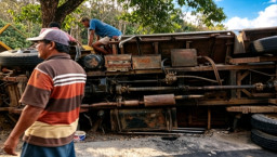 Truk Muatan Tebu Hilang Kendali di Jalan Menurun Ngluyu, Hantam Pohon Lalu Terguling