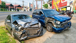 Nekat Terobos Jalur Lawan di Jalan Raya Nganjuk-Surabaya, Panther Hantam Ayla Hingga Ringsek