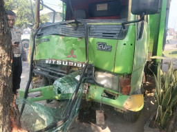 Hantam Truk Mitsubishi dari Arah Berlawanan di Prambon, Pengendara PCX Asal Kediri Meninggal di Lokasi