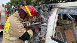 Mobil Tahu Bulat Ludes Terbakar di Prambon, Sopir Mengalami Luka Bakar di Tangan