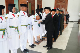Momen Haru Pengukuhan Paskibraka Madiun 2026, Cium Merah Putih hingga Pesan Khusus Bupati Hari Wuryanto