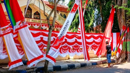 Sepi Pembeli Digerus Pasar Online, Pedagang Bendera Musiman di Nganjuk Tetap Bertahan