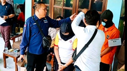 Dari Asah Pisau Hingga Penggalian, 59 Adegan Diperagakan dalam Rekonstruksi Pembunuhan di Kaloran Nganjuk