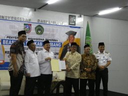 Wujudkan Generasi Unggul, Bupati Warsubi Serahkan Beasiswa Pemkab Jombang untuk 30 Mahasiswa UNDAR