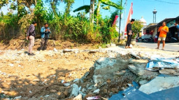 Dikhianati Suami, Istri di Ponorogo Ratakan Ruko Menggunakan Alat Berat