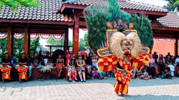 Peringati HUT ke-81 RI, PSHT Cabang Nganjuk Gelar Bakti Sosial Gratis dan Pentas Reog Kembar