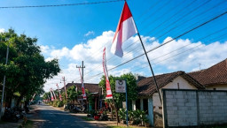 Kobarkan Jiwa Nasionalisme, Ormas Sangprabu Nganjuk Bentangkan Bendera Merah Putih Raksasa