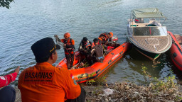 Manuver Perahu Tim SAR Gabungan, Temukan Korban Tenggelam di Sungai Brantas Tarik Sidoarjo 