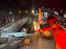 Dramatis.! Tim SAR Gabungan Evakuasi Dua Korban, Mobil Jatuh ke Sungai di Trenggalek