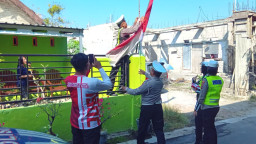 Bakar Semangat Nasionalisme HUT ke-81 RI, Satlantas Polres Nganjuk Blusukan Ganti Bendera Lusuh Warga