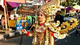 Gaya Elegan Sukma Jati di Pawai Budaya HUT ke-81 RI di Nganjuk, Sukses Curi Perhatian Warga Kota Anjuk Ladang
