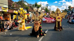Ribuan Pasang Mata Terhipnotis, Pesona Mataram Kuno Riasan Tiara Kusuma Pukau Pawai Budaya Nganjuk
